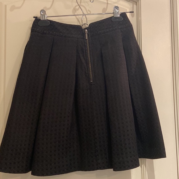 Black a-line skirt with pockets - Picture 3 of 3